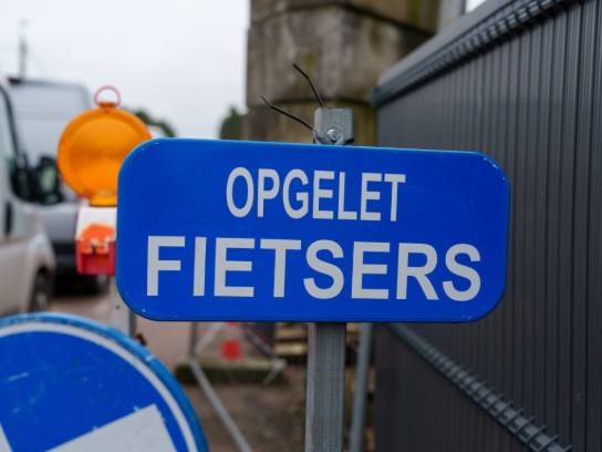 Blauw verkeersbord met de tekst ‘Opgelet fietsers’ bij wegwerkzaamheden. (vergroot foto)