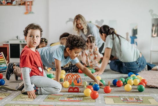 spelen kinderen kids aan het leren (vergroot foto)