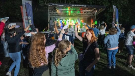 feestvierders voor een podium