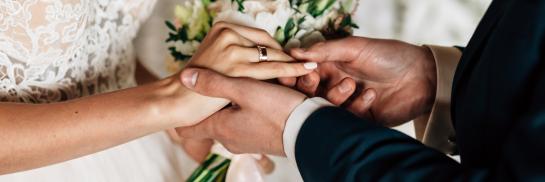 man en vrouw met huwelijksboeket