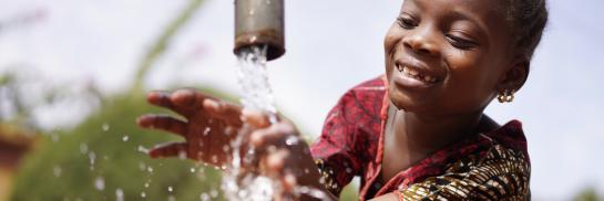 Afrikaans kindje wast de handen