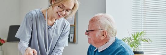 zorgkundige schenkt koffie aan rusthuisbewoner