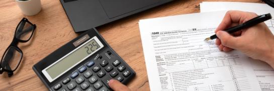 Rekenmachine en laptop