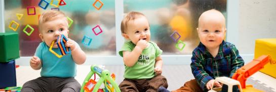 drie kindjes in een kinderopvang