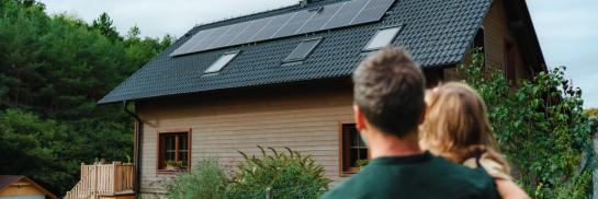 woning met zonnepanelen op het dak
