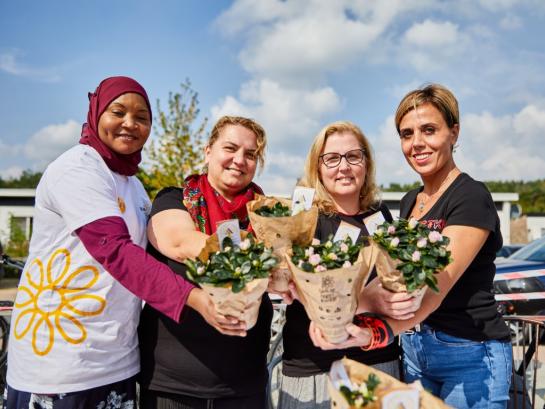 Vrijwilligers verkopen azalea's