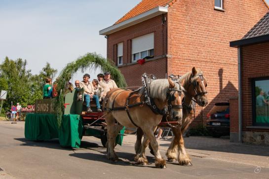 koets met paarden tijdens Sint-Genovevaprocessie