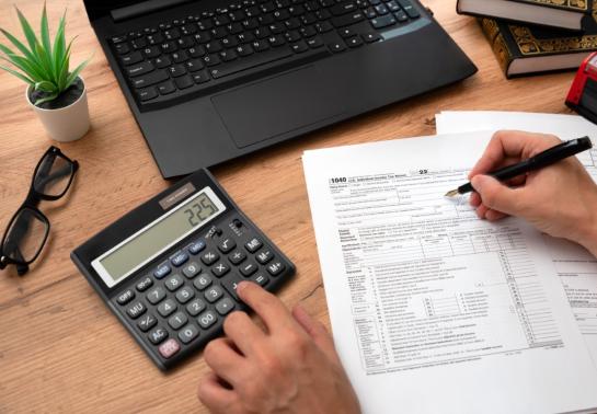 Rekenmachine en laptop